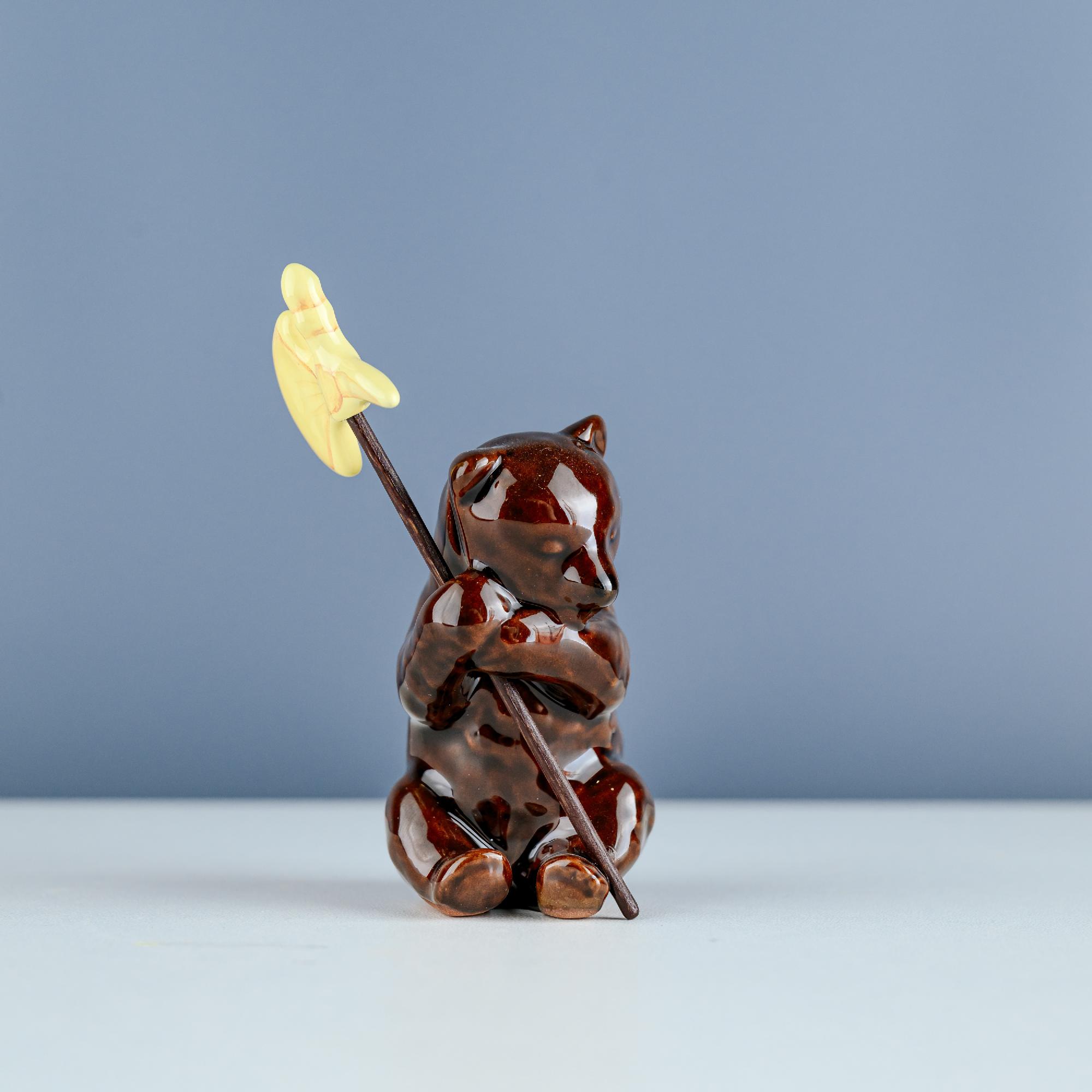 Медвежонок сидя с секирой