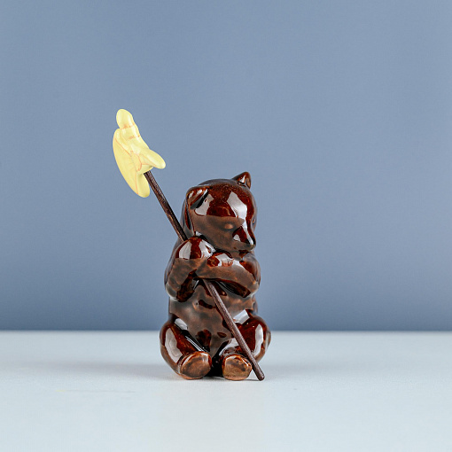 Медвежонок сидя с секирой