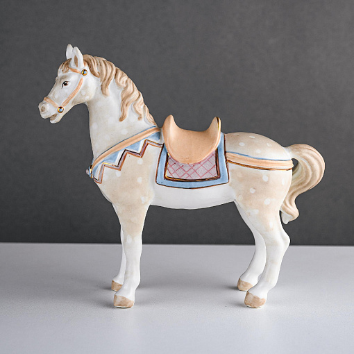 Скульптура "Конь с седлом"
